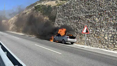 Hatay’da korku dolu anlar: Seyir halindeki otomobil küle döndü
