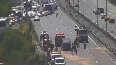 Eyüpsultan’da sabah trafiğinde dehşet: İkaz tabelalı kamyonete çarpan minibüs ortalığı birbirine kattı
