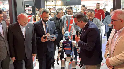 Düzce’de teknoloji rüzgarı: Mağazanın açılışını insansı robot G1 yaptı