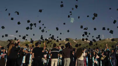 Bitlis’te Gurur Günü: 2 bin 800 genç diplomalarına kavuştu