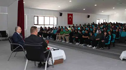 Rektör Altun gençlerle bir araya geldi: Başarının anahtarı yabancı dilde gizli