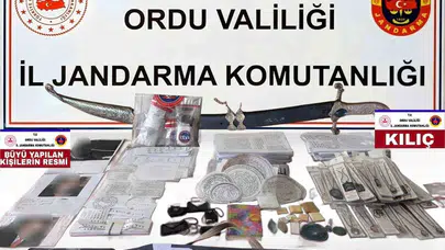 Dini duyguları kazanç kapısı yaptılar: Evlerinden büyü bozma defteri ve tarihi kılıç çıktı