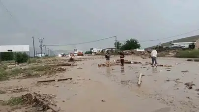 Doğa felaketi Kovancılar'da trafiği kesti: Sel sularında mahsur kalan sürücü son anda kurtarıldı
