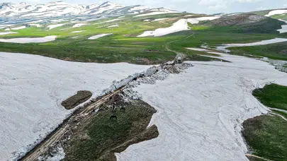 Takvimler haziranı gösteriyor ama Van’da kış manzaraları değişmiyor: 3 metre karla zorlu mücadele