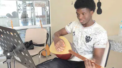 Kıtaları aşan ezgiler: Burkina Fasolu gencin bağlama tutkusu Malatya’da hayat buldu
