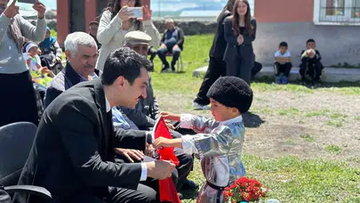 Kars’ta miniklerin büyük başarısı: Köy okulunda karne heyecanı sahneye taşındı