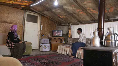 Toroslar’ın zirvesinde karanlığa son: Göçebe ailelerin çadırlarına güneş doğdu