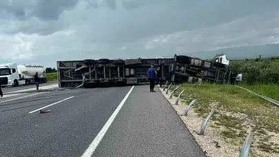 Gerede-Karabük yolunda dehşet anları: Tır devrildi, trafik kilitlendi