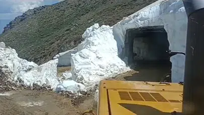 Takvimler yazı gösterse de o bölgede kış bitmedi: Haziran ayında kar tünelleri açılıyor