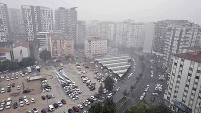 Kayseri’de gökyüzü karardı, hayat felç oldu: Doludan korunmak için battaniyelere sarıldılar