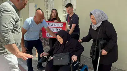Hayrabolu’da öğrencilerden büyük vefa: Engelli vatandaşların yüzünü güldürdüler