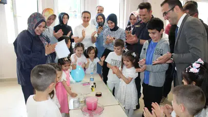 Geleceğin mucitleri sahnede: Boyabatlı minikler bilim dünyasına kapı araladı