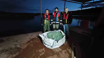 Sular altındaki sessiz katiller temizlendi: 200 kilo balık ölümden döndü