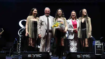 Balat’ta Karadeniz rüzgarı dindi: Binlerce kişi horonla coştu, Samida ile final yaptı