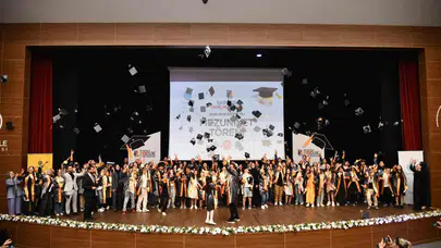 Başiskele’de minik beyinler büyük hayallere kanat açtı: 576 mezun gurur tablosu oluşturdu