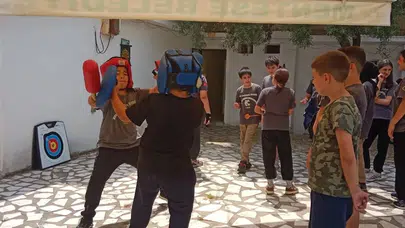 Menteşe’de gönüllü gençlerden miniklere anlamlı dokunuş: Değerler oyunla öğretiliyor