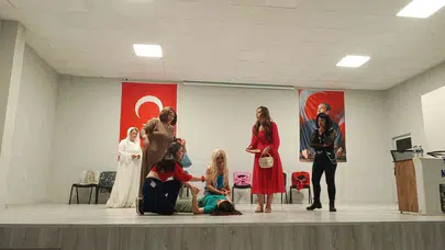 Kepsut’ta sahne ışıkları kadınların hikayeleriyle yandı: Otobüs yolculuğunda hayatın içinden kesitler