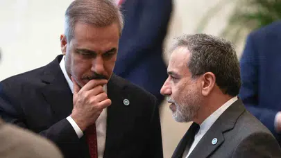 Hürmüz Boğazı'nda tansiyon zirvede: Arakçi'den Fidan ve Bin Ferhan ile kritik diplomasi trafiği