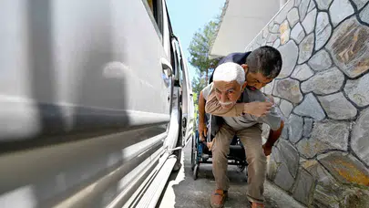 Oğlunu sırtında taşıdığı o zorlu günler geride kaldı: Sosyal medya çağrısı hayatını değiştirdi