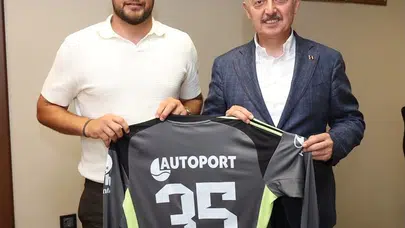 Kocaelispor’un kaptanı veda ziyaretinde duygusal anlar yaşattı: Şehre böyle veda etti