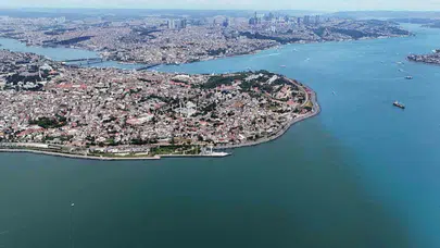 İstanbul Boğazı’nda görsel şölen: Marmara turkuaza boyandı
