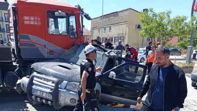 Yüksekova'da trafik kâbusu: Kavşakta feci çarpışma