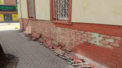 Cami duvarında tehlikeli dökülme: Mahalleli önlem alınmasını bekliyor