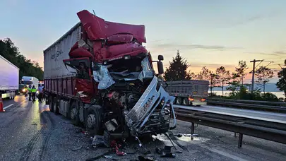 Anadolu Otoyolu'nda mucize kurtuluş: Kağıt gibi ezilen kabinden burnu bile kanamadan çıktı