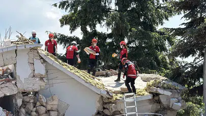 Düzce’de nefes kesen senaryo: 9 il tek yürek oldu, enkaz altındakiler saniyelerle yarışarak kurtarıldı