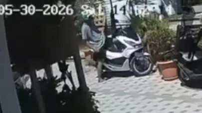Akyaka’da rahat tavırlar şoke etti: Anahtarı üzerinde unutulan motosikleti saniyeler içinde çaldı