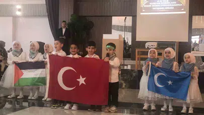 Minik ellerden büyük başarı: Palu'da Kur'an kursu öğrencileri sahnede devleşti