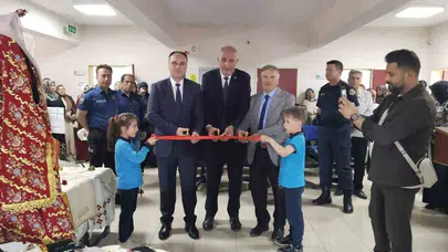 Aslanapa’da el emeği şöleni: Kursiyerlerin bir yıllık hayalleri görücüye çıktı