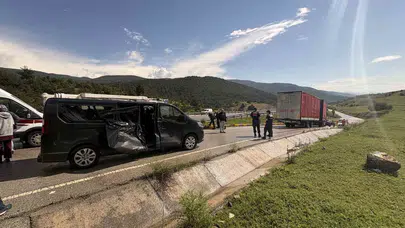 D100 karayolunda dehşet anları: Kontrolden çıkan römork minibüsü biçti