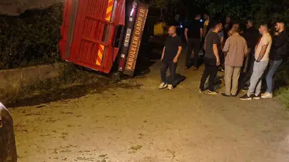 Eynesil’de çay yüklü kamyon devrildi: Köylüler yardıma koştu