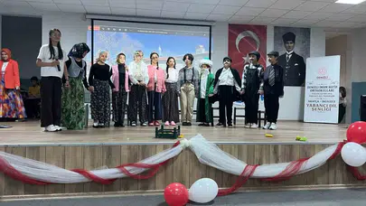 Denizli’de yabancı dil rüzgarı: Öğrenciler sahnede dünya vatandaşı olduklarını kanıtladı