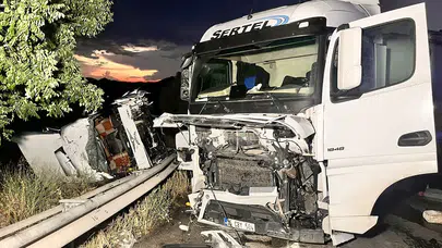 Manisa’da dehşet anları: Tırın kupası yerinden koptu, karayolu trafiğe kapandı