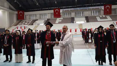 Beyaz önlükler gururla giyildi: Fırat Üniversitesi’nden 175 yeni hekim sağlık ordusuna katıldı