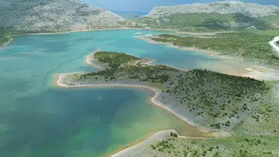 Geçen yıl üzerinde yürünebiliyordu: Kuraklığa yenik düşen Sarıot Gölü yeniden hayat buldu