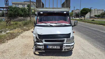Yavuzeli’nde korkutan kaza: Tali yoldan çıkan motosiklet kamyonetle çarpıştı