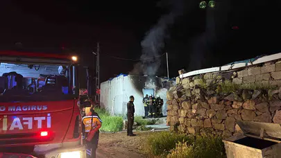 Kayseri’de korkutan alevler: Metruk binadan yükselen dumanlar mahalleyi ayağa kaldırdı