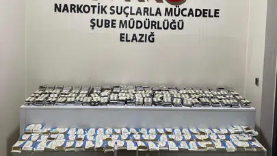 Elazığ’da zehir tacirlerine geçit yok: Şüphelilerin aracından servet değerinde hap çıktı