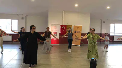 Öğretmenler sahnede devleşti: Kafkas rüzgarı salonu büyüledi