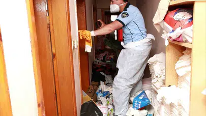 Tahtakale’de kabus sona erdi: 20 ton çöpün çıktığı evden mahalleliyi bezdiren koku temizlendi