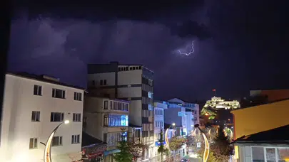 Kars'ta gökyüzü bir anda aydınlandı: Doğanın elektrik şovu şehri ayağa kaldırdı
