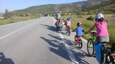 Konya yollarında beş kişilik dev macera: Fransız aile pedal çevirerek dünyayı keşfediyor