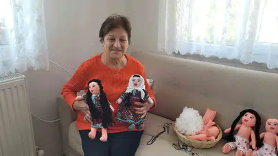 İğne iplikle tarih yazıyor: 76 yaşındaki Şükran teyze Şerife Bacı'yı bez bebeklerde yaşatıyor