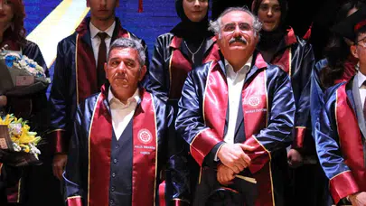 Yaşın sadece bir sayı olduğunu kanıtladılar: Üniversite sıralarına dönüp diplomalarını aldılar