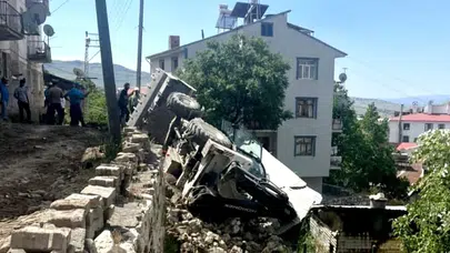 Doğalgaz çalışmaları kabusa dönüyordu: Kepçe devrildi, mahalleli büyük korku yaşadı