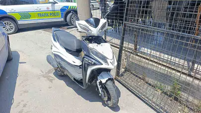 Manavgat’ta kavşak kazası: Motosikletli sürücü hastanelik oldu