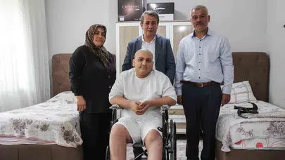 Efeler'de anlamlı buluşma: 18 yaşına giren Muhammet'in yüzünü güldüren sürpriz